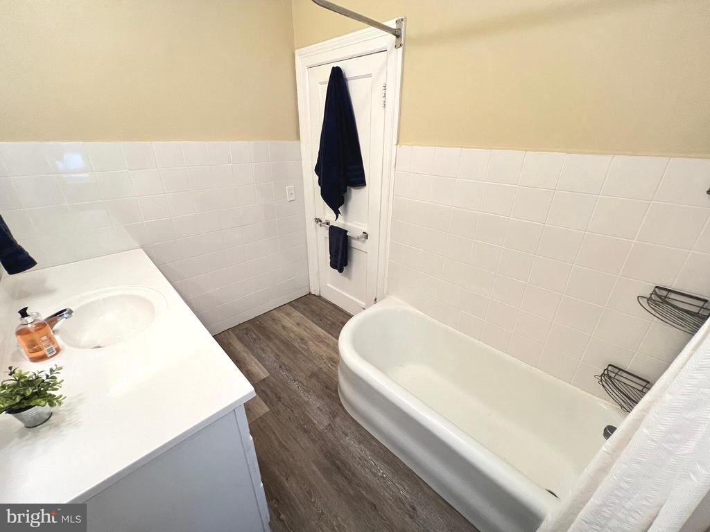 102 W 39th St #1b
