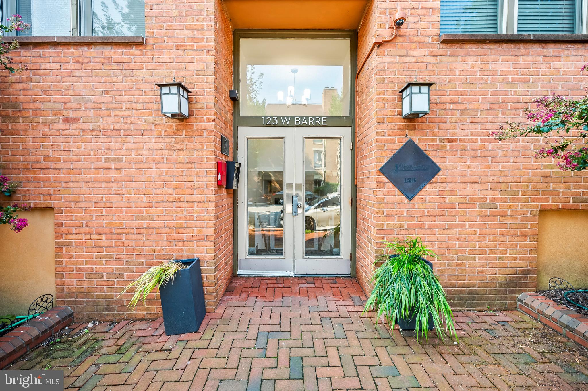 123 W BARRE ST W #402