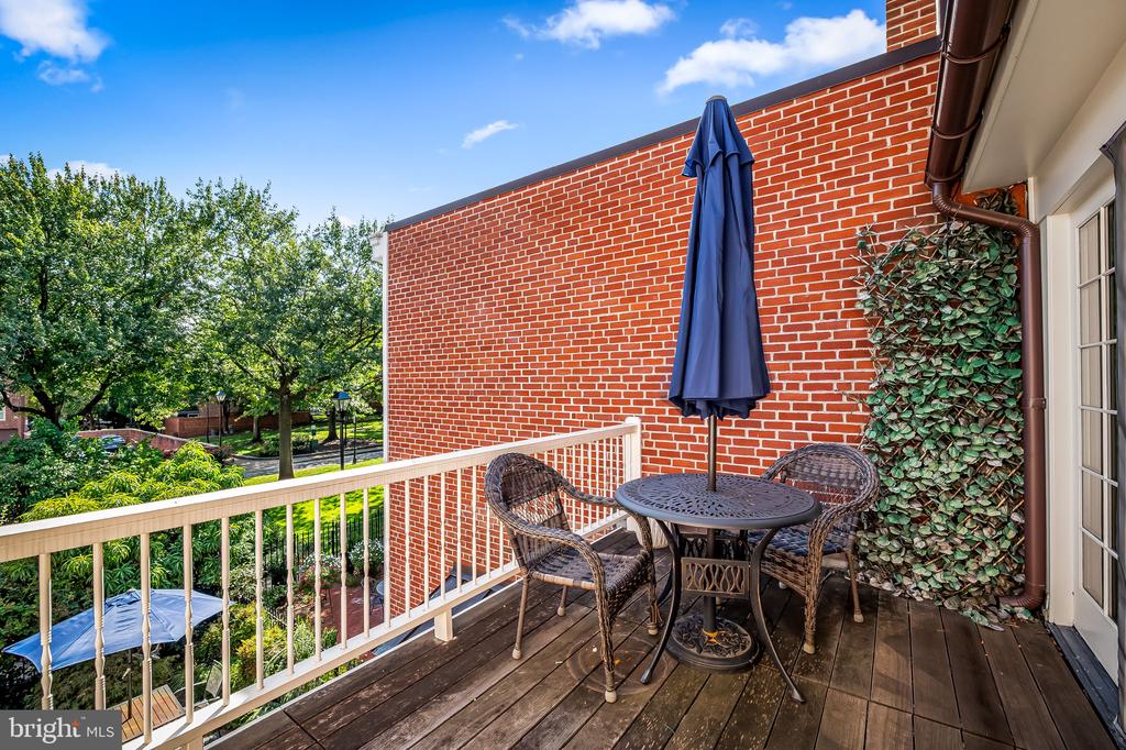 107 W LEE STREET