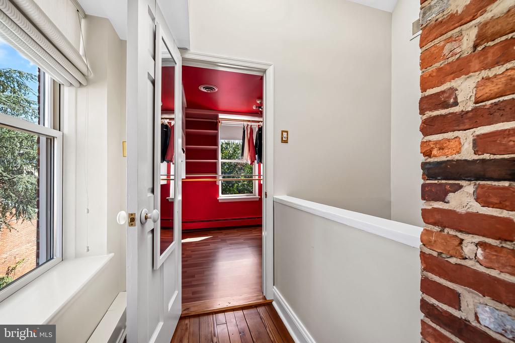 107 W LEE STREET