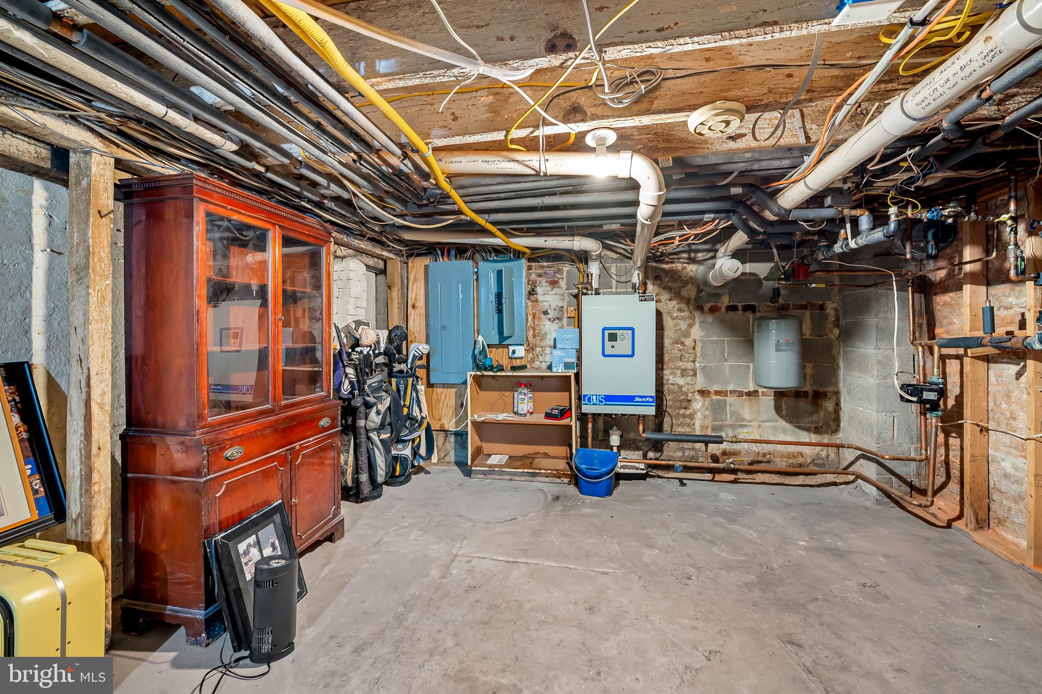 107 W LEE STREET