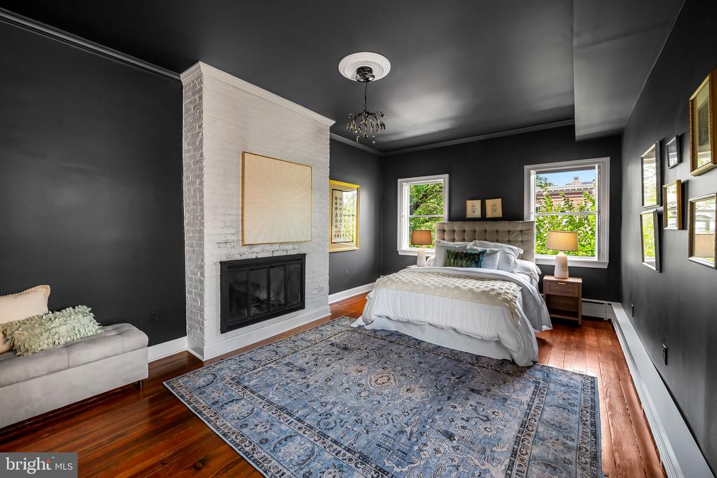 107 W LEE STREET