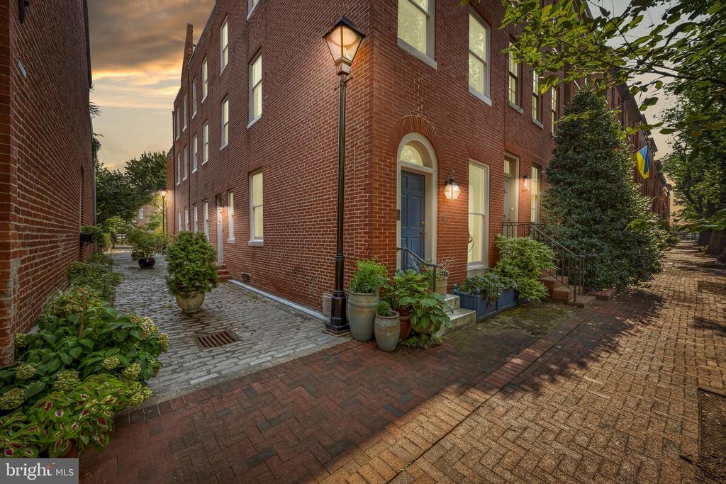 107 W LEE STREET