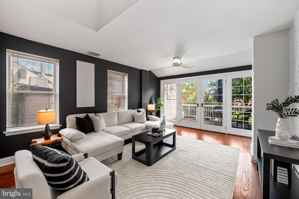 107 W LEE STREET