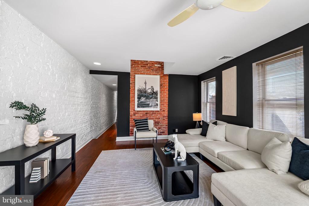 107 W LEE STREET