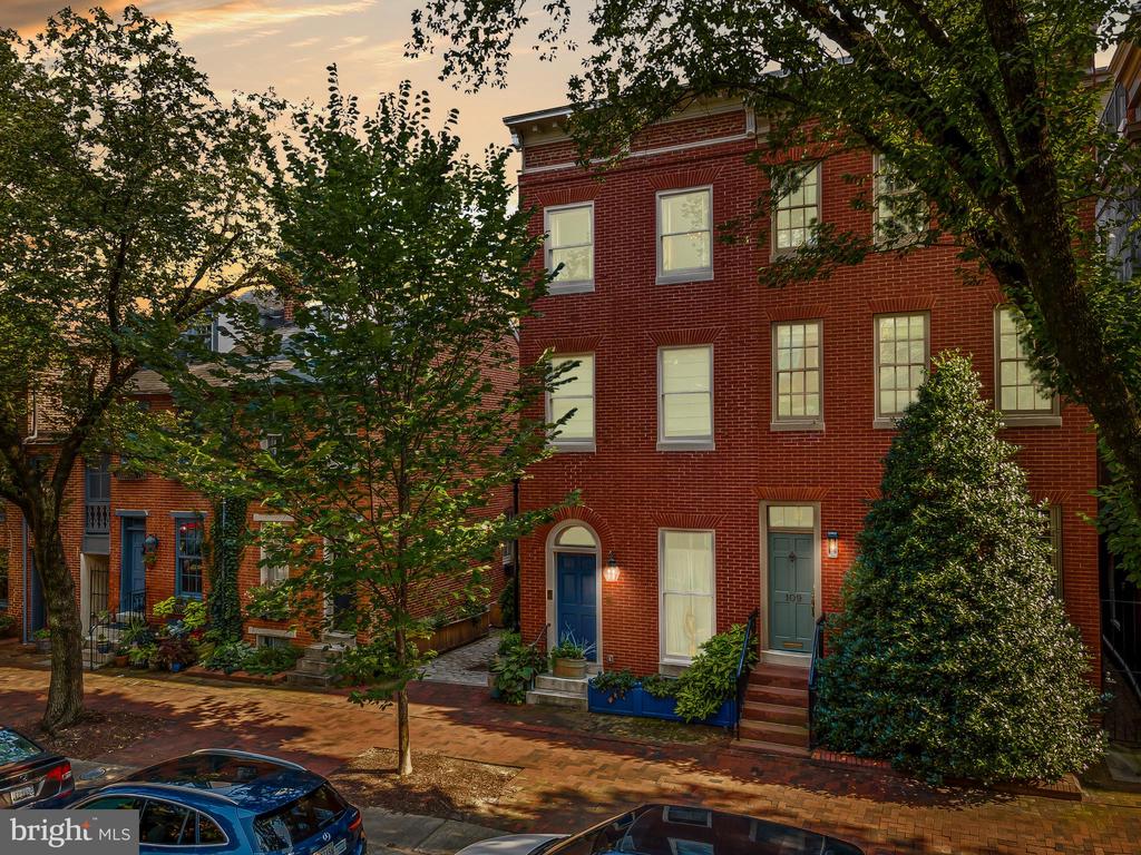 107 W LEE STREET