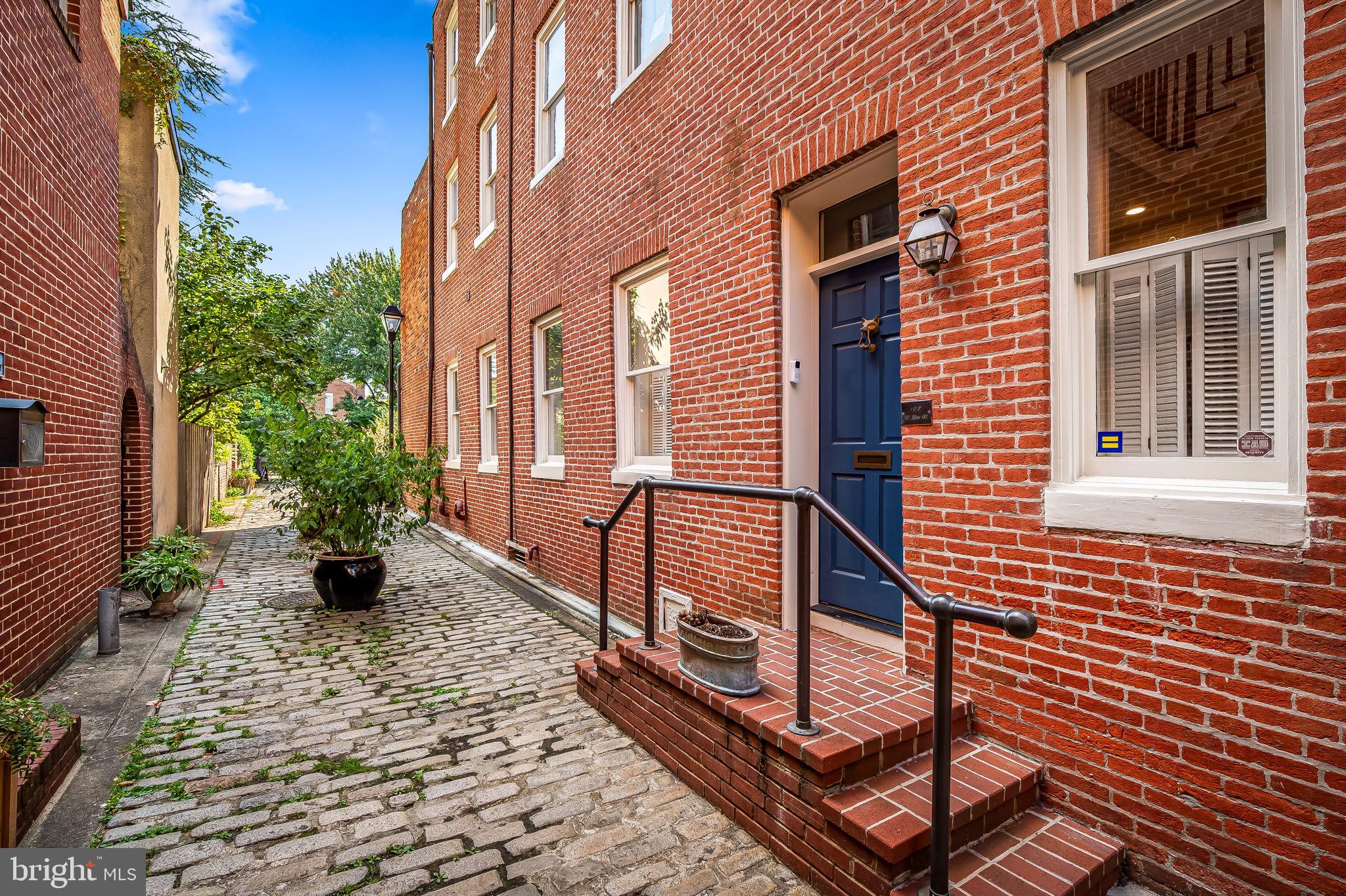 107 W LEE STREET