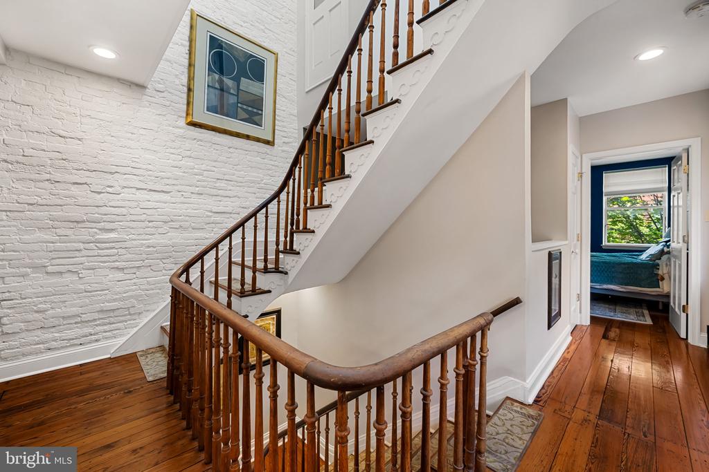 107 W LEE STREET