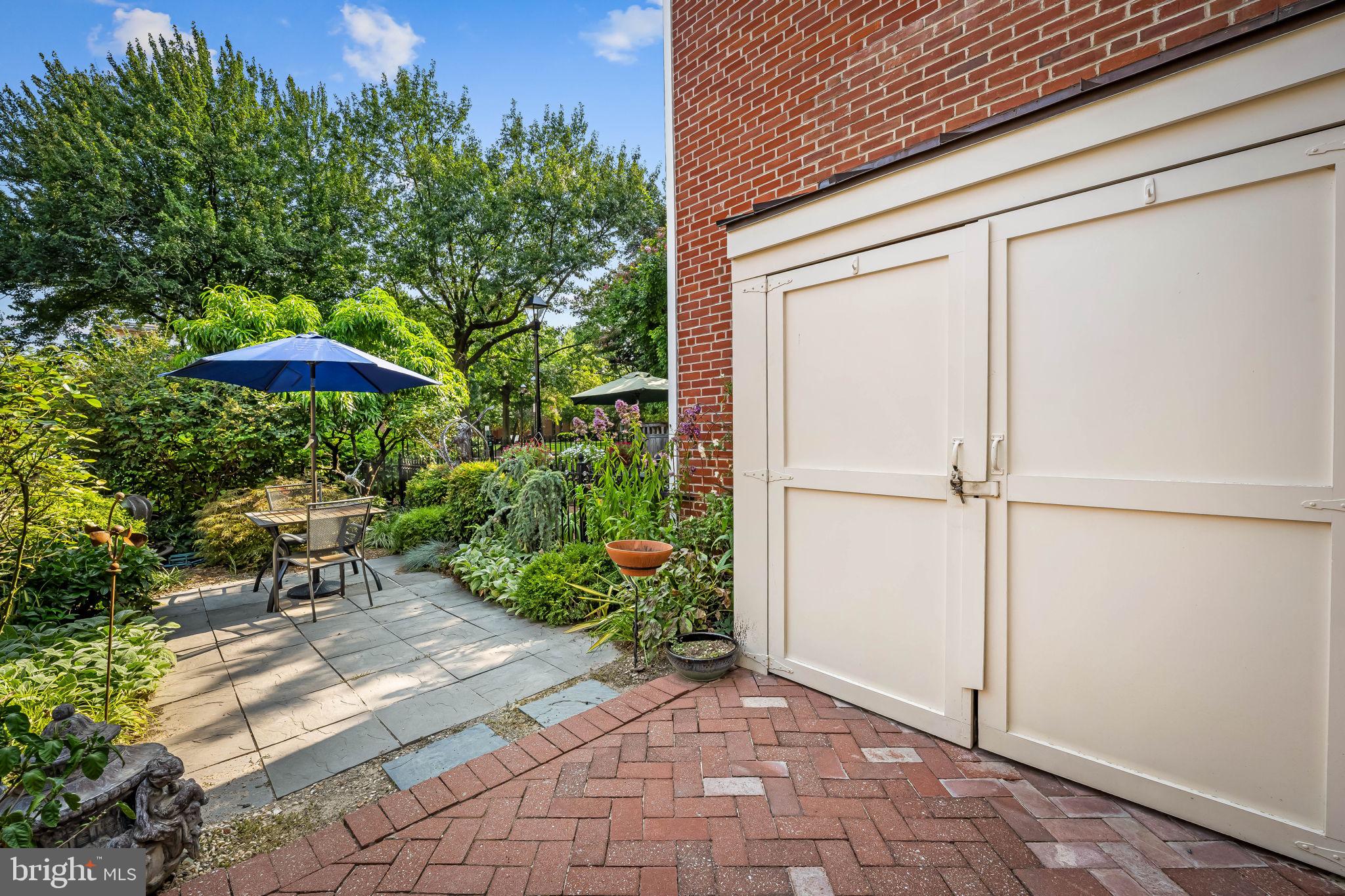 107 W LEE STREET