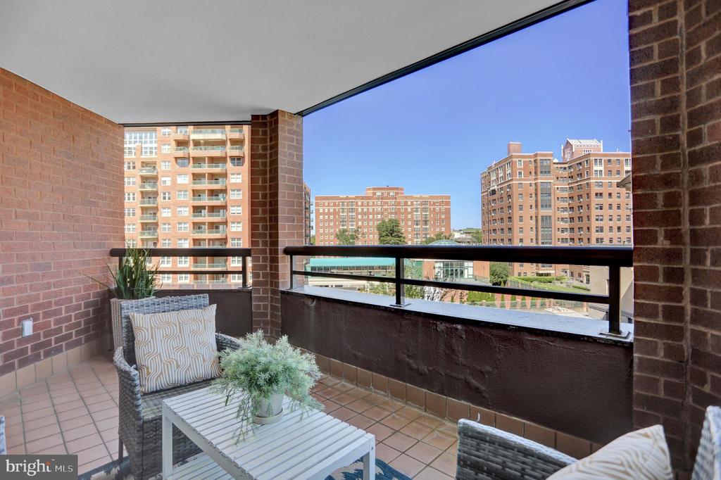 3704 N CHARLES 403