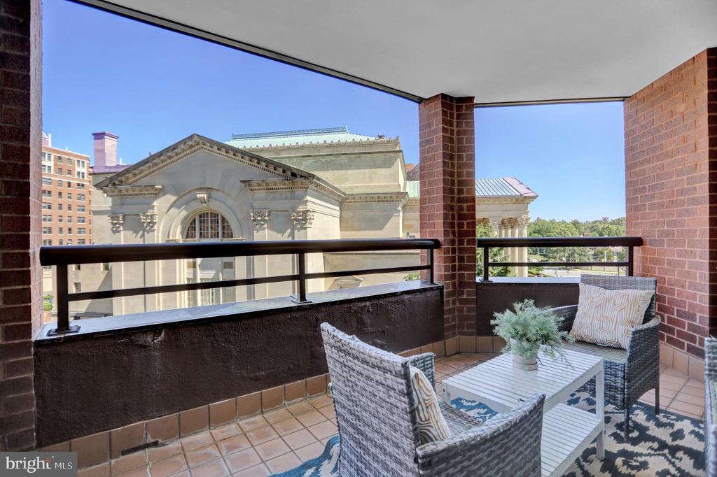 3704 N CHARLES 403