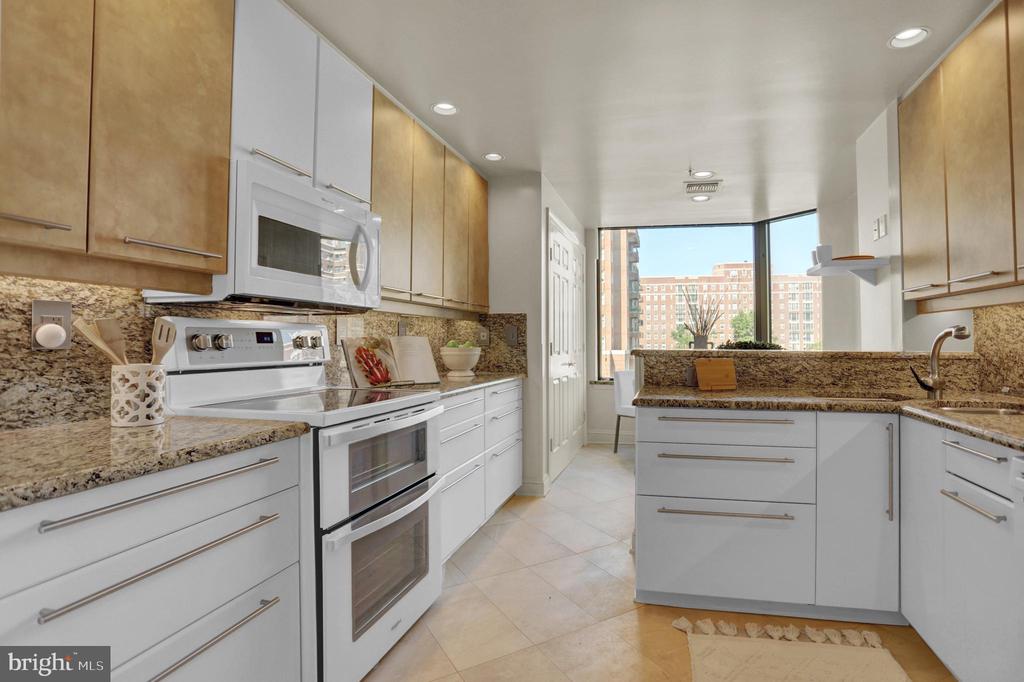 3704 N CHARLES 403