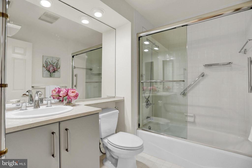 3704 N CHARLES 403
