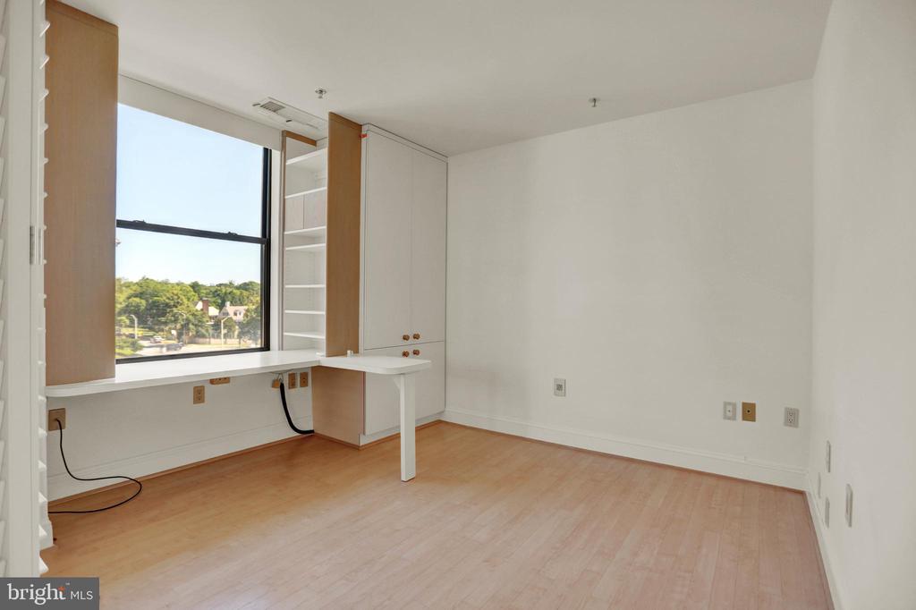 3704 N CHARLES 403