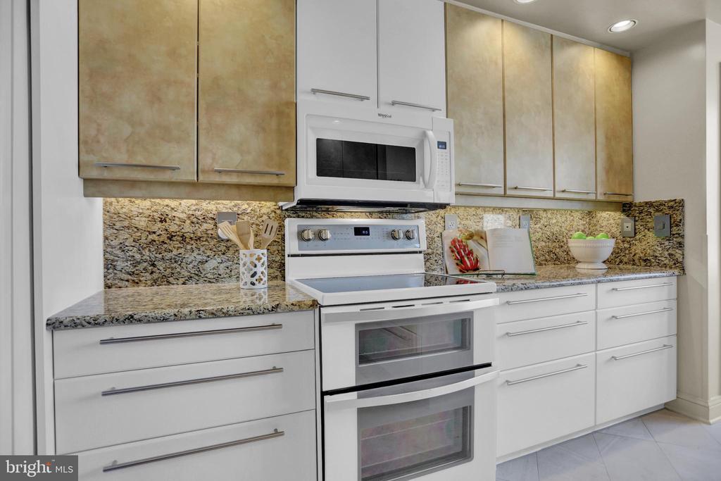 3704 N CHARLES 403
