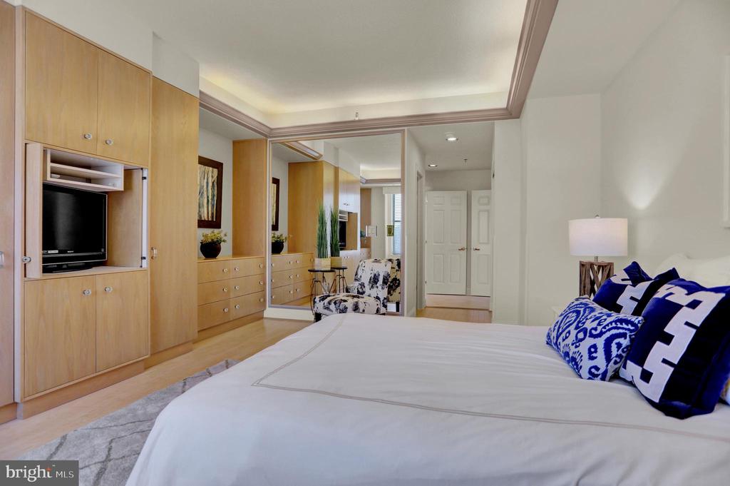 3704 N CHARLES 403