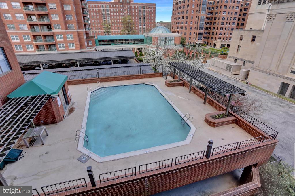 3704 N CHARLES 403