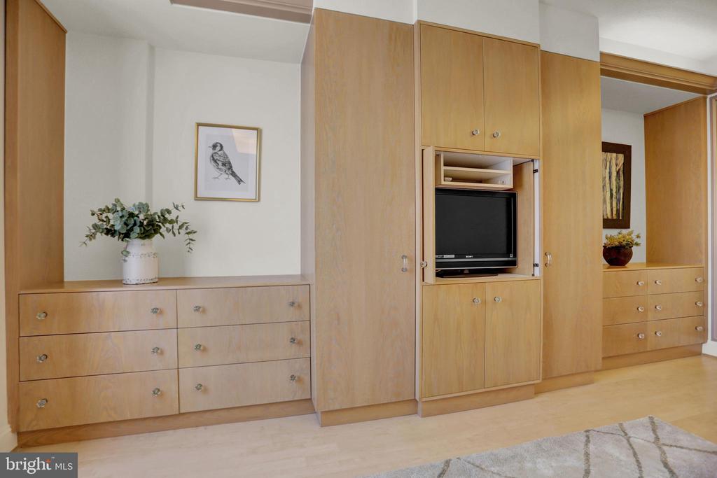 3704 N CHARLES 403