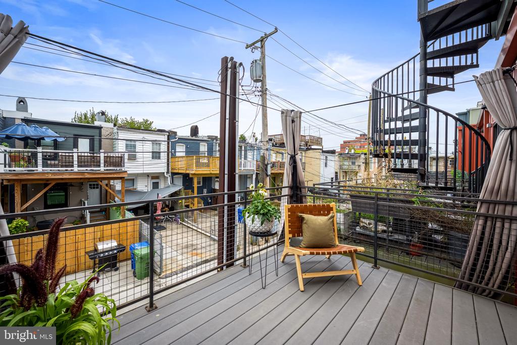 15 DECKER AVENUE