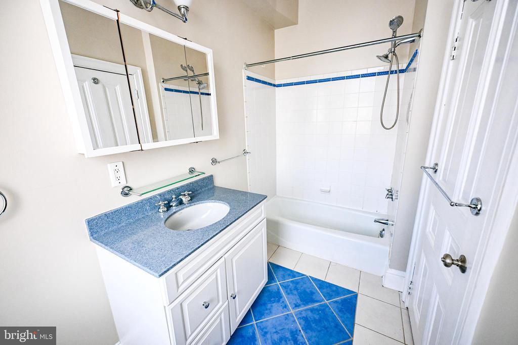 10 W MADISON STREET 21