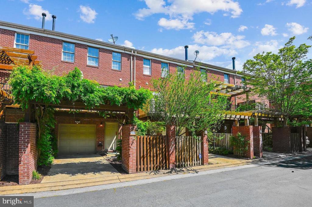 11 CHURCHILL STREET