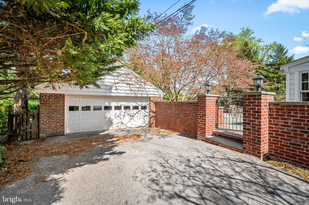 5911 MEADOWOOD ROAD