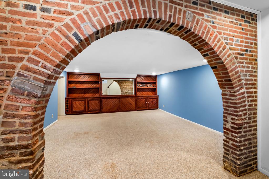 137 W LEE STREET