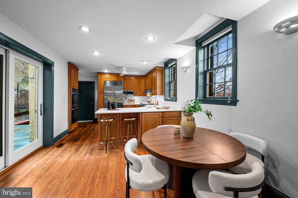 137 W LEE STREET