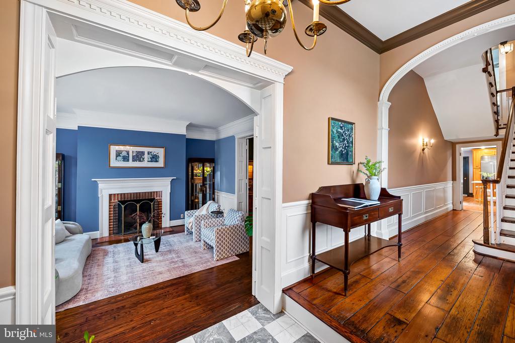 137 W LEE STREET