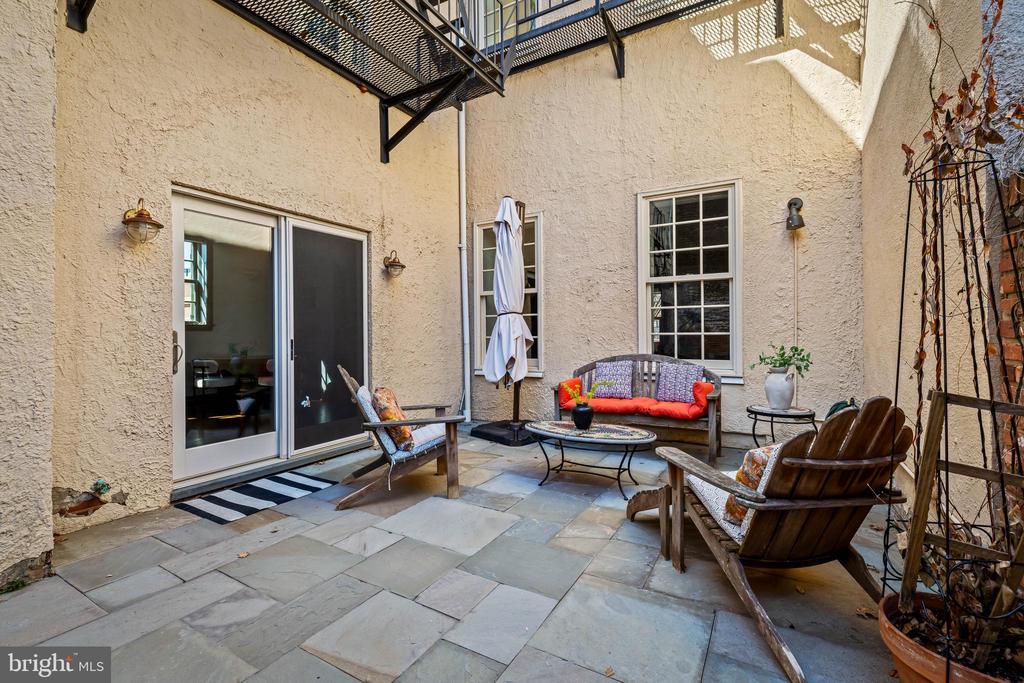 137 W LEE STREET