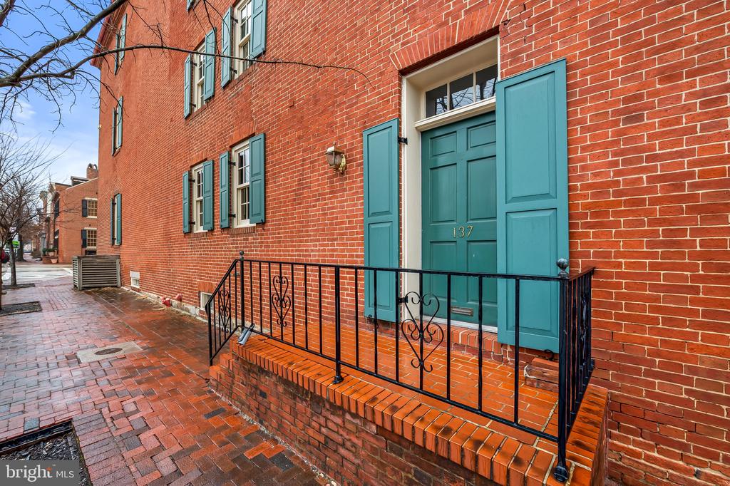 137 W LEE STREET