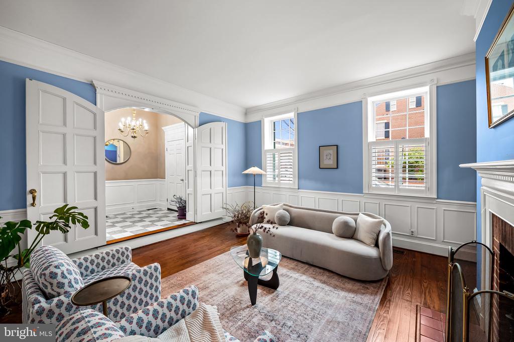 137 W LEE STREET