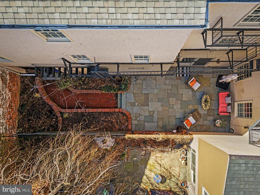 137 W LEE STREET