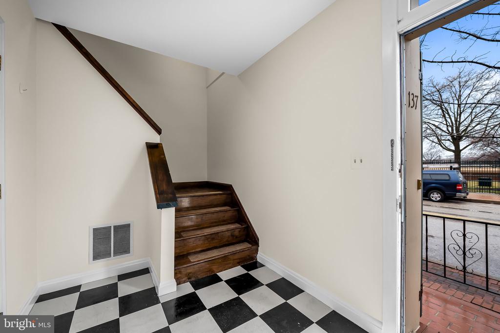 137 W LEE STREET
