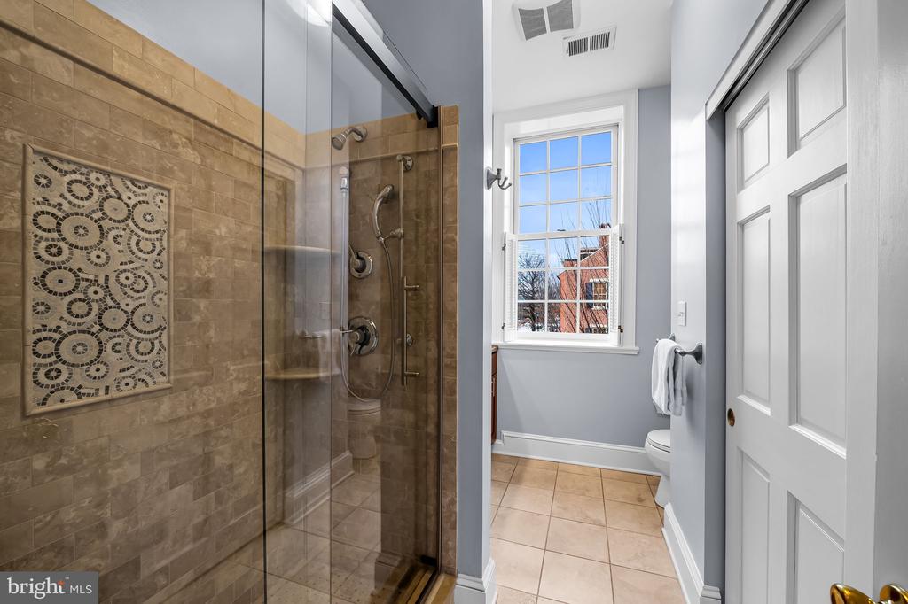 137 W LEE STREET