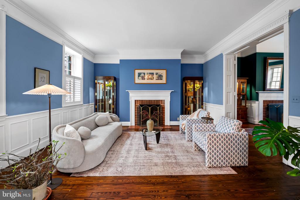 137 W LEE STREET