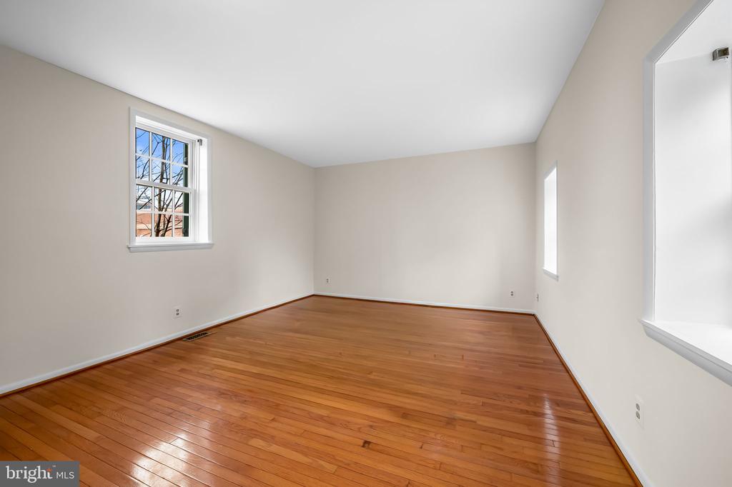 137 W LEE STREET