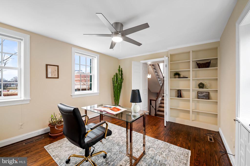 137 W LEE STREET
