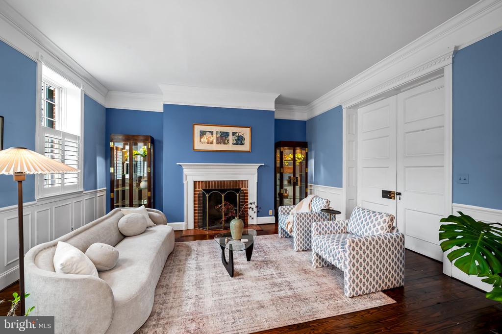 137 W LEE STREET