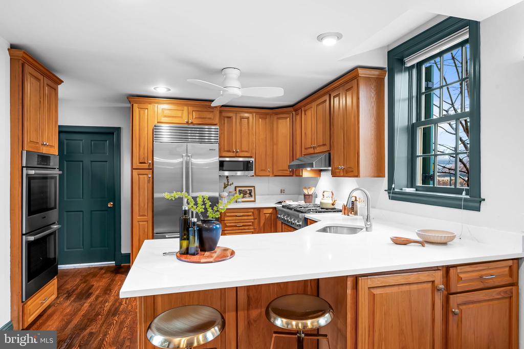 137 W LEE STREET