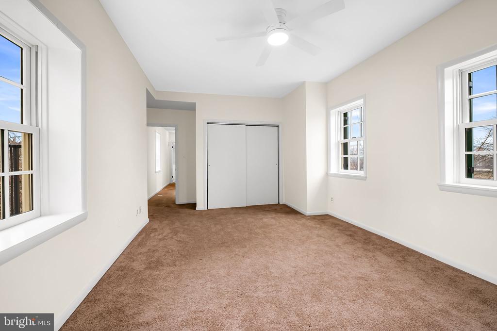 137 W LEE STREET