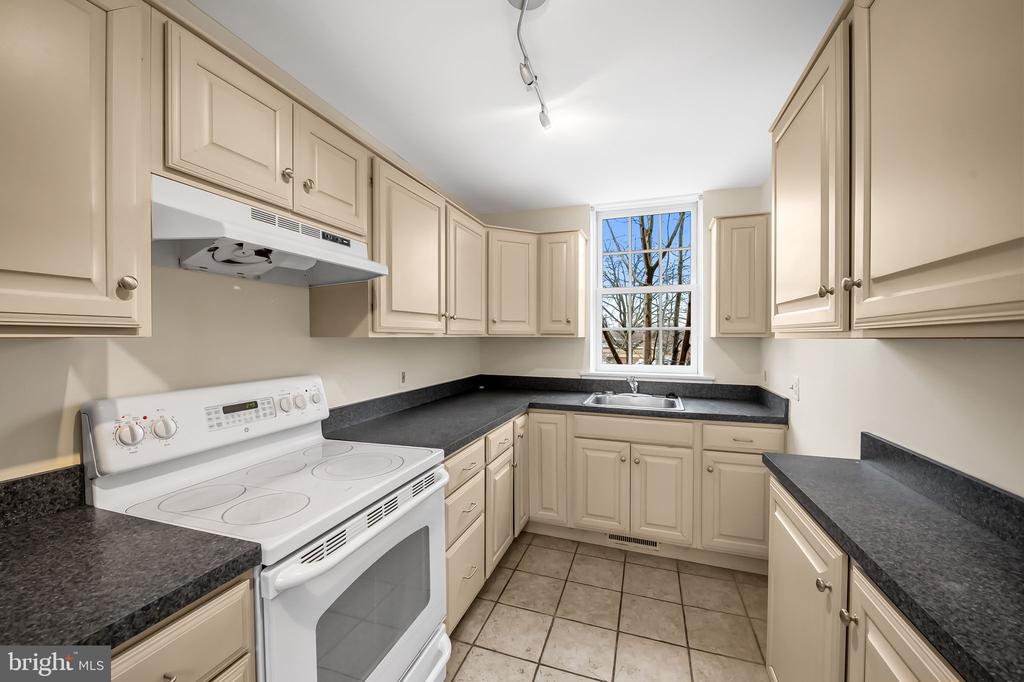 137 W LEE STREET