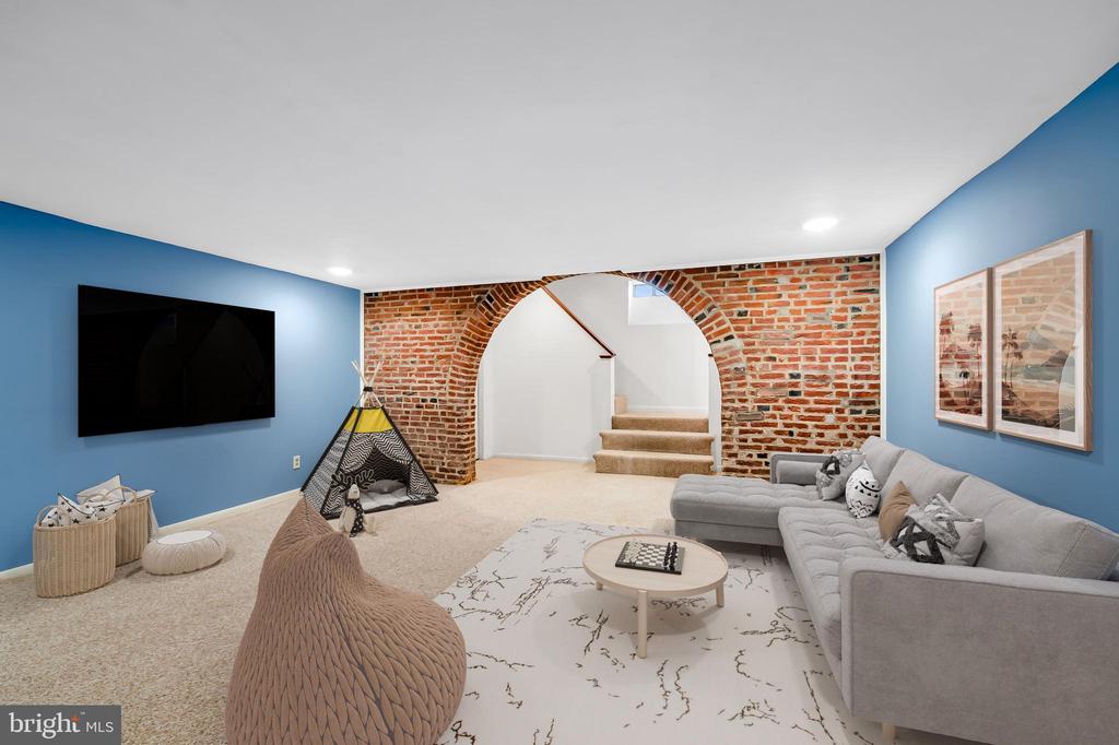 137 W LEE STREET