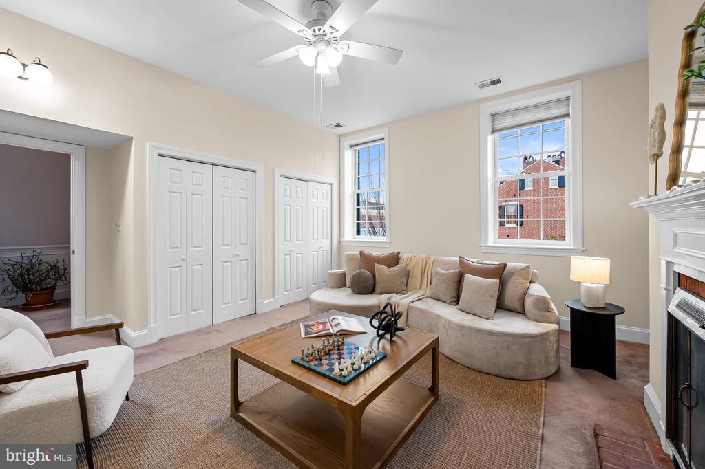 137 W LEE STREET