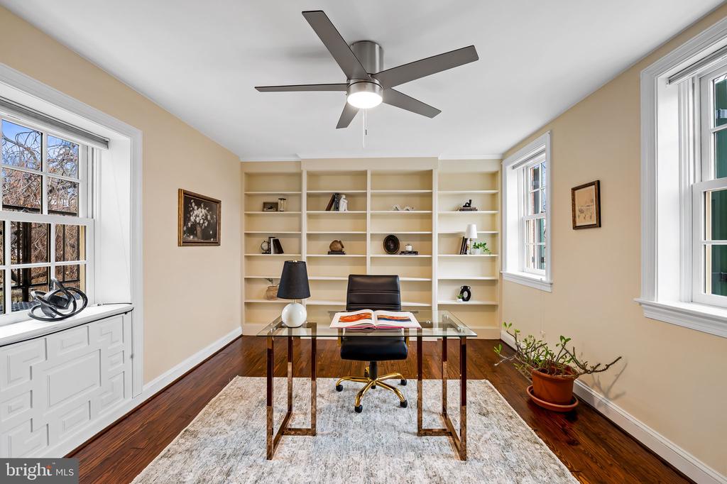 137 W LEE STREET
