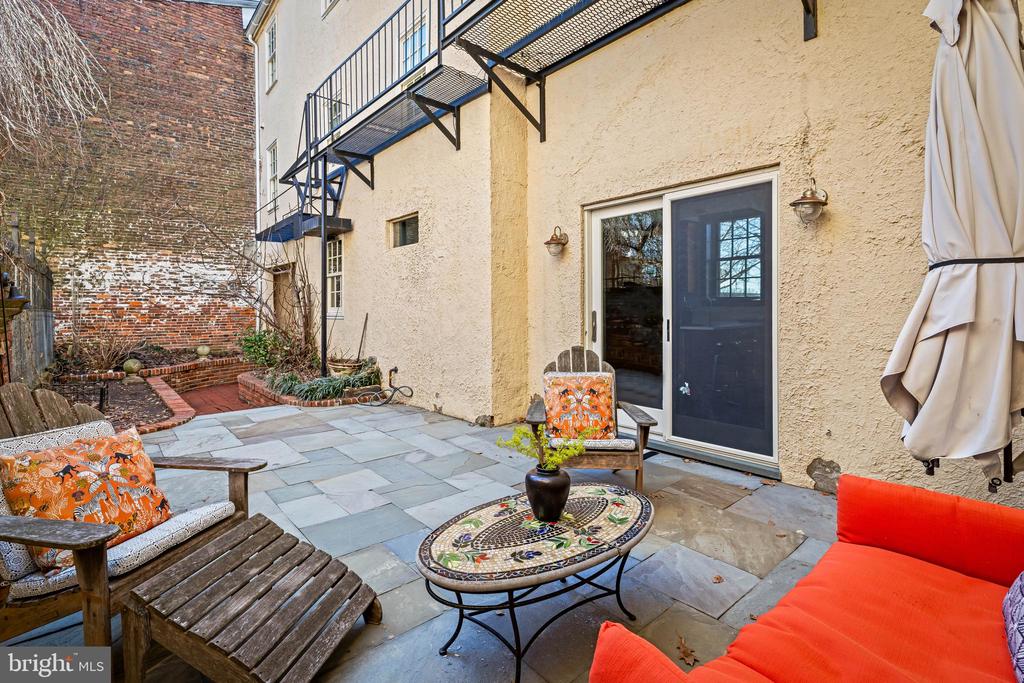 137 W LEE STREET