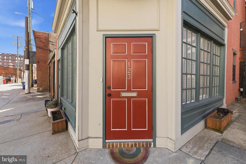 123 W READ STREET
