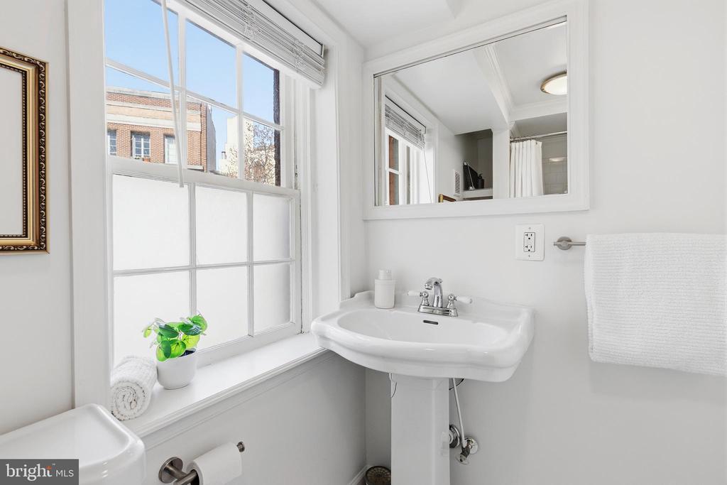 123 W READ STREET