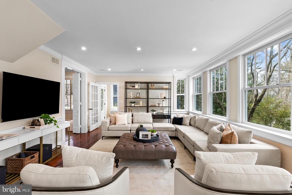 10 MIDVALE ROAD