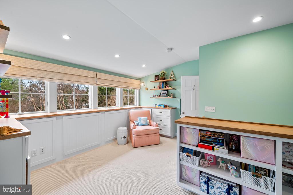 5700 GREENLEAF ROAD